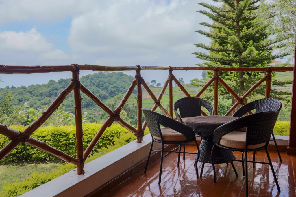 Hanging-huts-Balcony